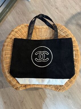 CHANEL precision sponge Black & Silver Logo Tote Bag - new